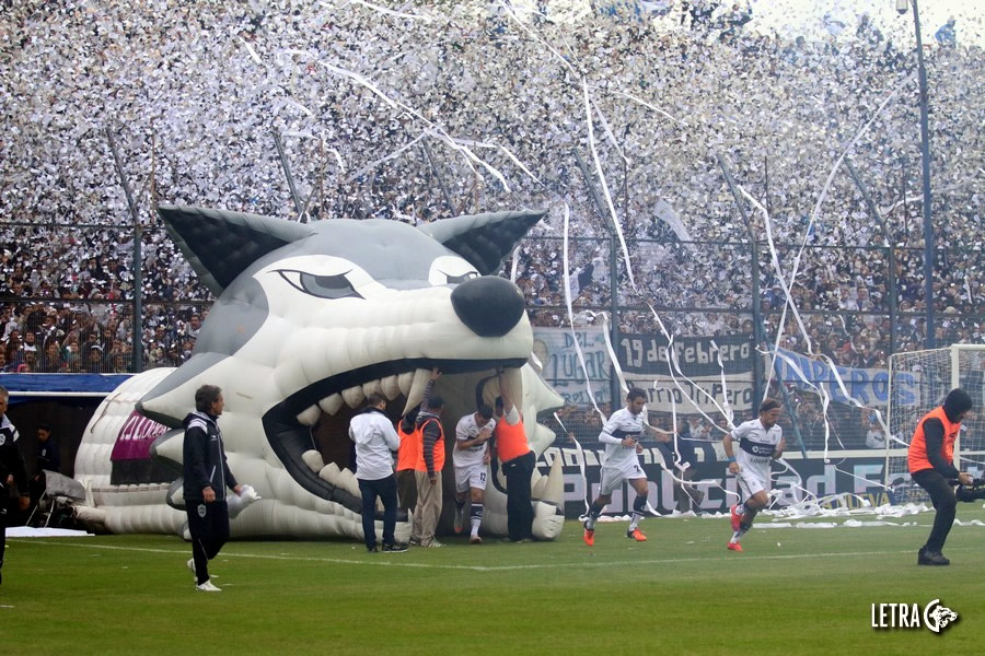 EL LOBO SE COPA