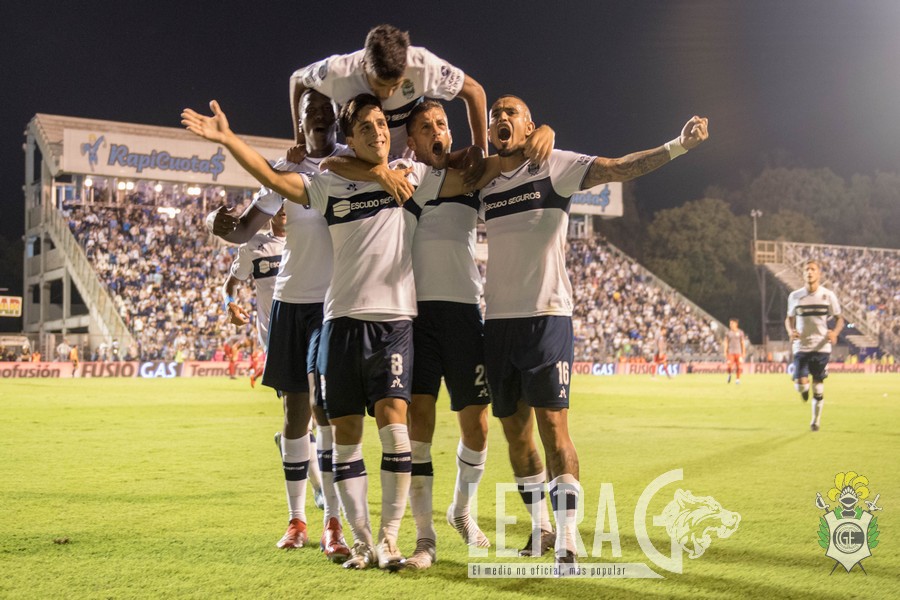 CON TODA LA CONFIANZA, EL LOBO BUSCA LAS SEMIS