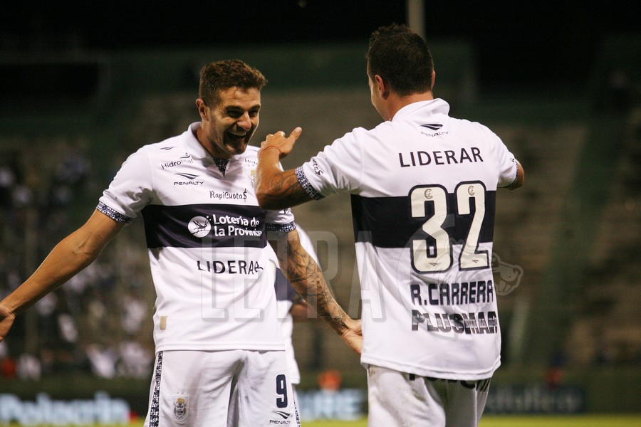 EN EL PODIO,  EL CORAZÓN 