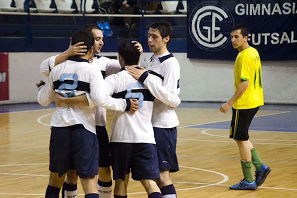 Amistoso y presentación en el Poli