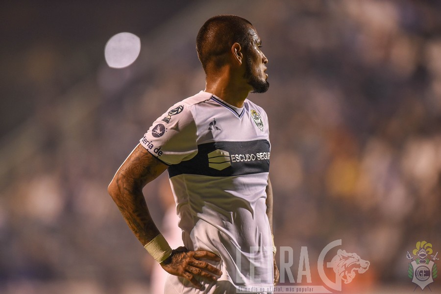 UNA BUENA: FIRMÓ AYALA