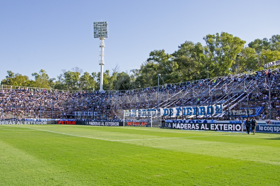 SE JUEGA EN EL BOSQUE