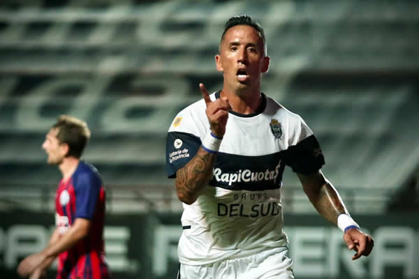 PELEANDO HASTA EL ÚLTIMO MINUTO