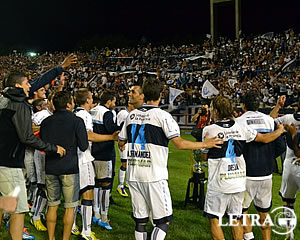 <big>JUEGUEN COMO HINCHAS</big>