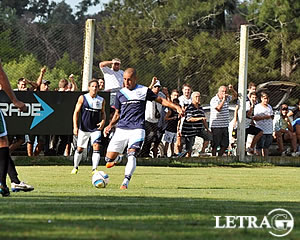 <big>RODÓ LA PELOTA PARA LOS TITULARES</big>