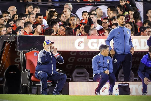 "ACÁ ESTOY, EN LAS MALAS NO ME VOY"