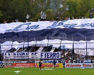 CON RIVER EN EL BOSQUE
