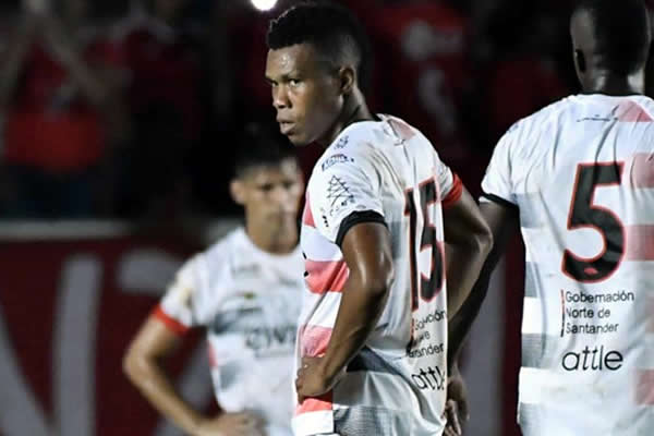 EL LOBO APURA POR LOS REFUERZOS