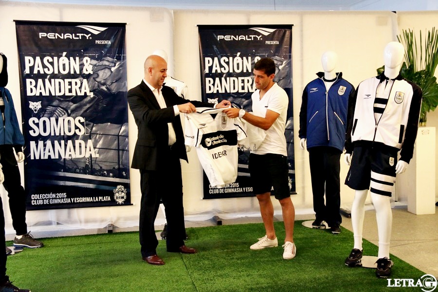 LEJOS DE LA PLATA, SE PRESENTA LA NUEVA CAMISETA