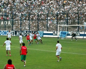 CON LOS PIES SOBRE LA TIERRA, SE VIENE EL DEBUT